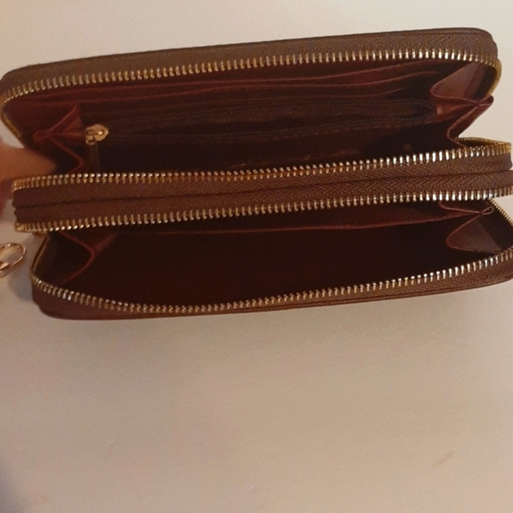 Large quilted Wallet.  Smoke free home - Picture 3 of 3